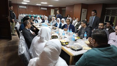 نائب محافظ المنيا يشارك في الإفطار الجماعي للأطقم الطبية بمستشفى التأمين الصحي 
