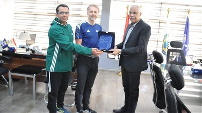 وفد لجنة التطوير بالفيفا يكرم جمال علام 