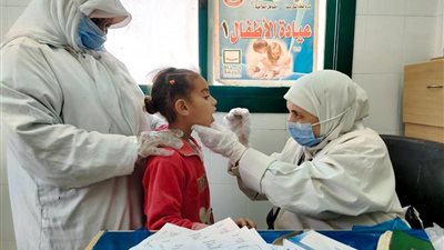 صحة المنيا تقدم الخدمات الطبية لـ1957حالة خلال قافلة طبية بمركز أبو قرقاص