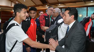 وزير الرياضة يستقبل المنتخب الأوليمبى بمطار القاهرة بعد التأهل لأمم إفريقيا 
