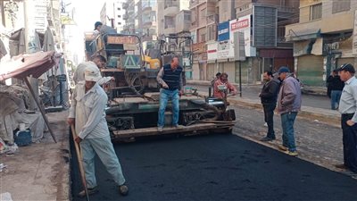 بدء أعمال الرصف لشارع العرفانى في ملوى بالمنيا