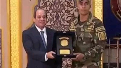 السيسي يكرم عددًا من جنود مكافحة الإرهاب فى انتصار العاشر من رمضان