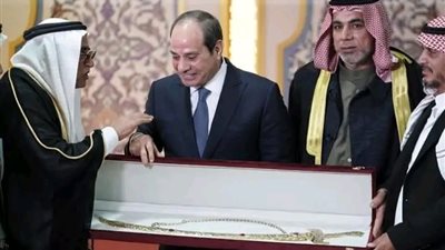  شيوخ سيناء يقدمون هدية تذكارية للسيسى فى انتصارات العاشر من رمضان 