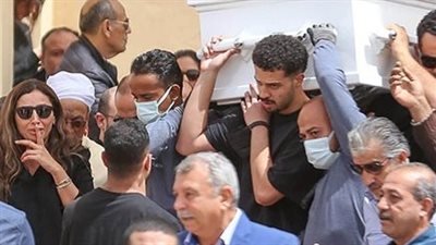 انهيار دينا الشربيني أثناء تشييع جثمان والدها (صور)