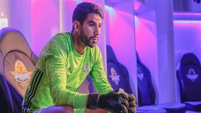 بيراميدز يرحل شريف إكرامي من جنوب إفريقيا لمصر