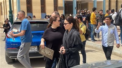 درة وكندة علوش وعمرو يوسف.. نجوم الفن في عزاء والد دينا الشربيني (صور)