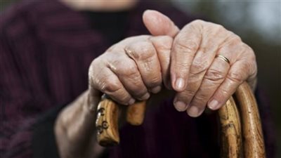 عقوق الوالدين.. حقيقة فيديو ضرب مُسنة وطردها من مسكنها بالقليوبية