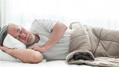دراسة تحذر: النوم بهذا الشكل قد يرتبط بمخاطر السكتة الدماغية المضاعفة