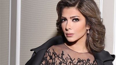 لحظة سقوط أصالة على مسرح حفلها في السعودية بسبب 