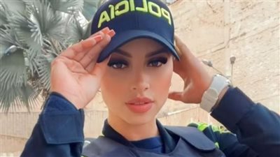 ضابطة كولومبية تشعل منصة تيك توك بزيها العسكري