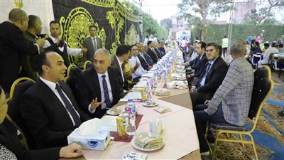 نائب محافظ المنيا يشارك الإفطار مع مزارعي مبادرة «ازرع»