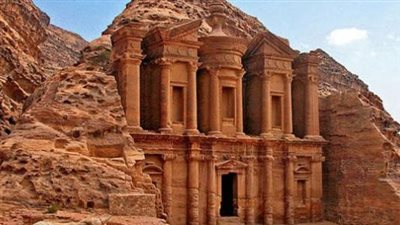 هؤلاء النجوم يدشنون حفلات ليالي البتراء الوردية بالأردن