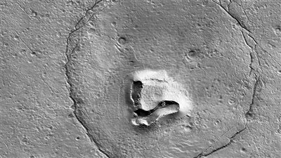 سر صورة الدب الواضحة على سطح كوكب المريخ