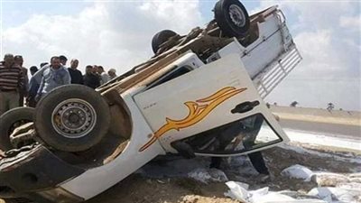 مصرع شاب وإصابة سائق في حادث انقلاب سيارة على الطريق بسوهاج