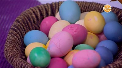 بالفيديو.. طريقة تلوين البيض بقشر البصل والعصفر والكركدية لشم النسيم