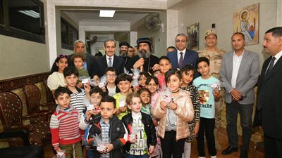 محافظ الغربية يهنئ أقباط المحلة وسمنود بعيد القيامة ويقدم هدايا الرئيس للأطفال
