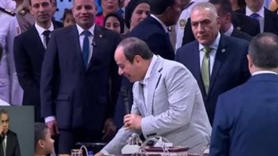 خلال الاحتفال بعيد الفطر.. السيسي مداعبًا أحد الأطفال 