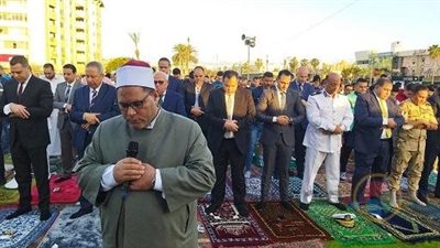محافظ بورسعيد يؤدي صلاة عيد الفطر المبارك بساحة المعمورة