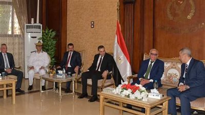 محافظ بورسعيد يزور قوات الأمن للتهنئة بعيد الفطر 