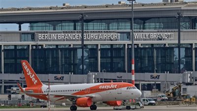 مطار برلين يلغي جميع رحلات المغادرة الاثنين المقبل بسبب إضراب موظفي الأمن