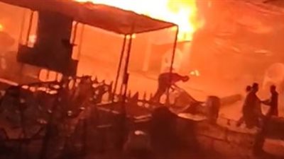 حريق هائل يلتهم معرض أجهزة وشقتين بأسيوط.. اعرف التفاصيل