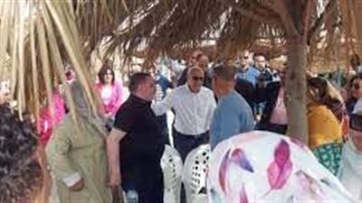 محافظ بورسعيد يحتفل مع المواطنين بعيد الفطر على الشاطئ