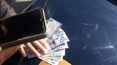 المدير الأمين بمطار القاهرة الدولي.. يسلم حقيبة مالية عثر عليها ببارك مبني 3