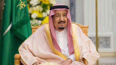 العاهل السعودي وولي العهد يعزيان في وفاة الرئيس الإيراني ووزير خارجيته