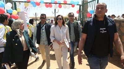 وزيرة الثقافة توجه بتسيير قوافل المكتبات المتنقلة لقرية شهداء الروضة في سيناء