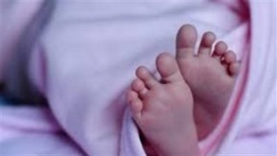 علاقة غير شرعية وراء ترك فتاة لطفلها أمام مسجد بمنشأة القناطر 