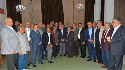 محافظ بورسعيد يلتقي أعضاء نادي التوكيلات الملاحية والرموز الرياضية