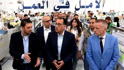 رئيس الوزراء يتفقد مصنع 