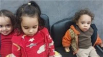 بالصور.. سيدة تلقى 3 أطفال أمام مسجد شهير بالشرابية 