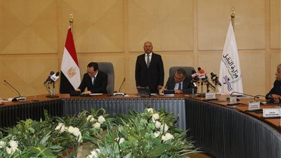 النقل توقع عقد بناء سفينتين متعددتا الأغراض لصالح شركة القاهرة للعبّارات
