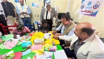 وزير الصحة يتفقد وحدة الدعم النفسي لخدمة الأطفال القادمين من السودان 