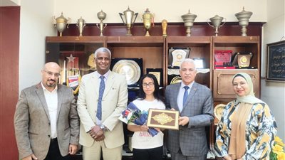 تعليم القاهرة تكرم طالبين فازا بالمركز الأول لمسابقة الروبوت العالمية برومانيا