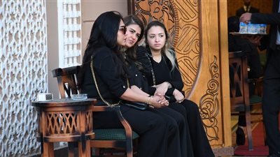 بدء عزاء مصطفى درويش.. إدوارد ولقاء الخميسي أول الحضور (صور)