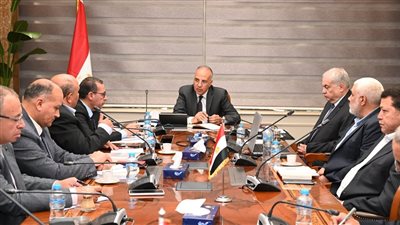 سويلم يتابع الخطوات التنفيذية لاستخدام نظم الري الحديث بمزارع قصب السكر