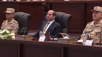 الرئيس السيسى يشيد بجهود القوات المسلحة في حماية الحدود ودعم مقومات التنمية.. فيديو