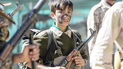 خريج تعليم حوثية يقتل والده بمطرقة وآخر يردي أمه بالفأس