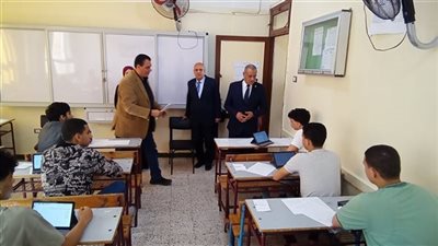 لمتابعة امتحانات النقل.. جولة لوكيل تعليم الدقهلية في مدارس المنصورة