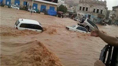 وفاة عشرة عقب سقوط سيارة بسبب تدفق السيول باليمن
