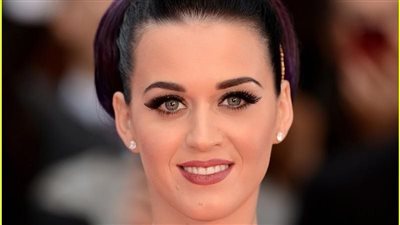 المغنية العالمية كاتي بيري تتعرض لموقف محرج خلال حفل تتويج الملك تشارلز