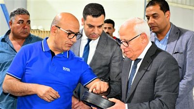 وزير الصناعة ومحافظ بورسعيد يلتقيان رئيس مجلس إدارة مصنع بيراميدز