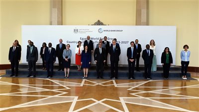 رئيس الوزراء: الحكومة ملتزمة بإفساح المجال لتعزيز دور القطاع الخاص في النشاط الاقتصادي