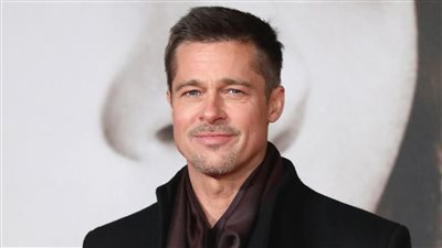 الممثل العالمي براد بيت يقود سيارة 