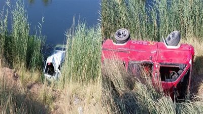 بالأسماء.. إصابة 8 أشخاص في انقلاب سيارتين على طريق الموت بسوهاج