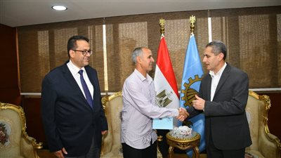 عقب جولته.. محافظ الغربية يكرم مدير مدرسة الشربيني درويش بسمنود لهذا السبب