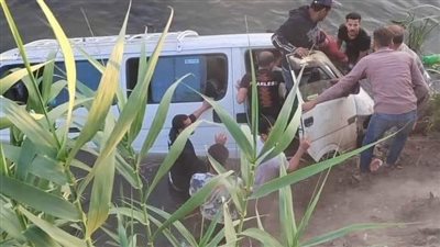 التفاصيل الكاملة لانتشال ميكروباص انقلب في ترعة بدكرنس