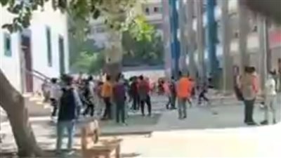 بالفيديو.. حرب شوارع داخل مدرسة في الإسكندرية.. وتهريب الطلاب قبل انتهاء الامتحانات 